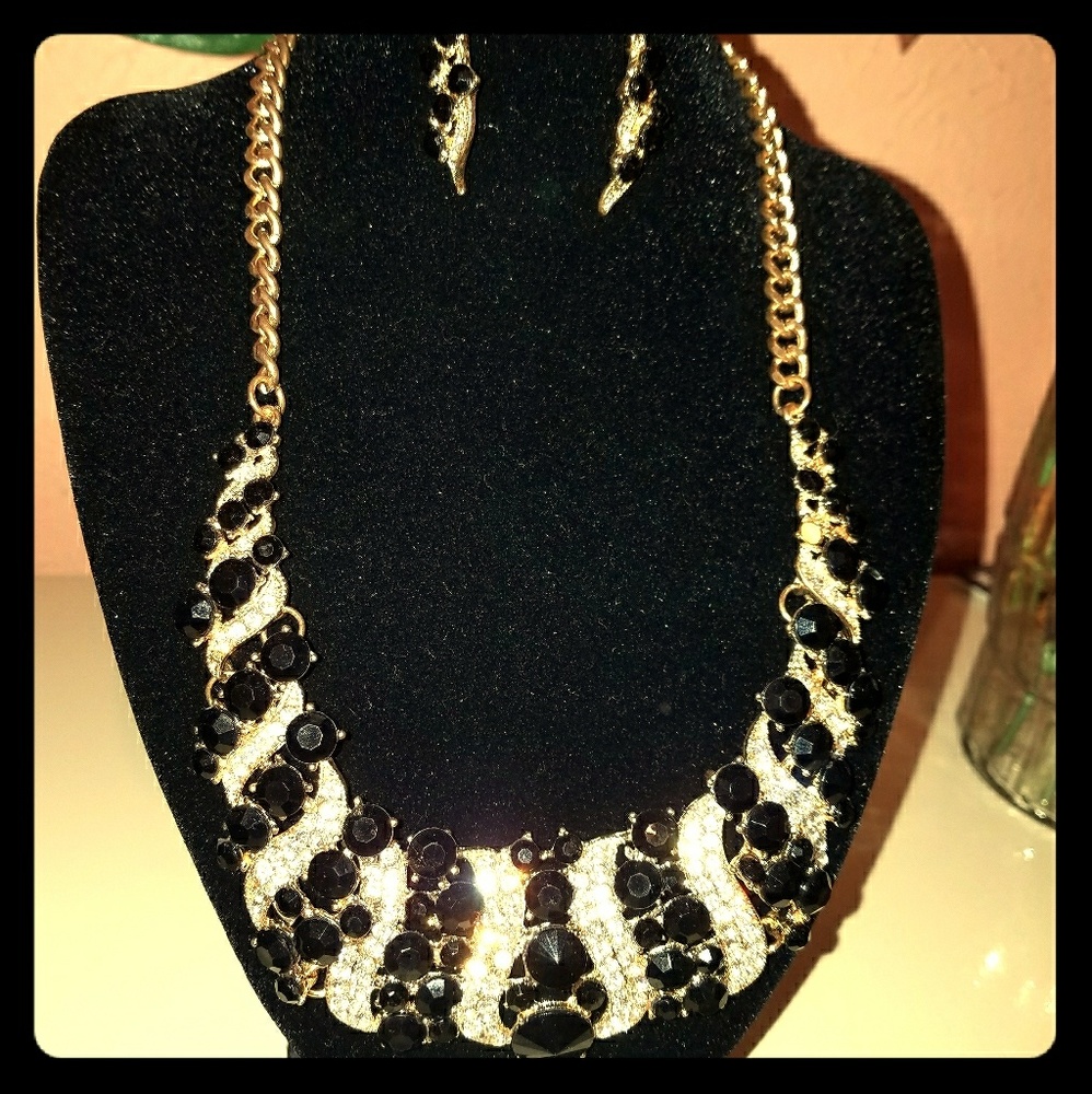 Necklace & earring set